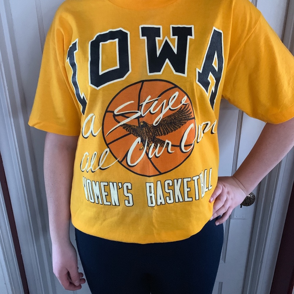 Vintage Iowa Basketball Tee